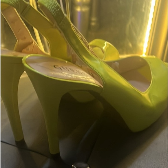 Guess size 8 yellow sling back platform pumps - Picture 3 of 6